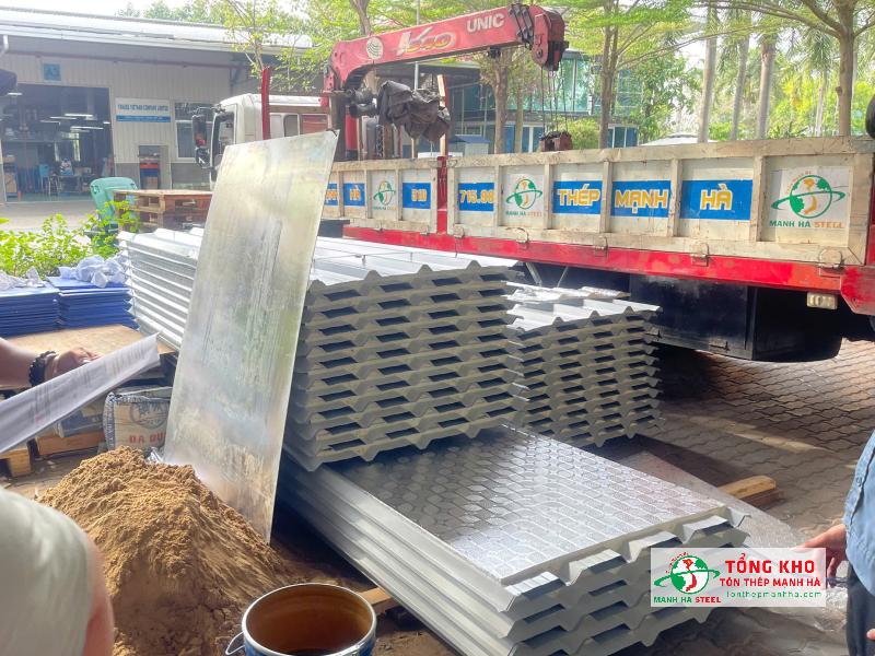 Giao 480m tôn Hoa Sen cách nhiệt 3 lớp cho công ty trên đường Đinh Bộ Lĩnh, Bình Thạnh