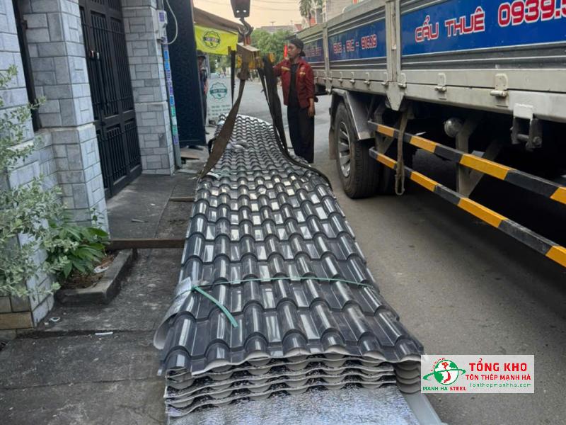 Giao 300m tôn Hoa Sen giả ngói cho công trình nhà ở dân dụng trong hẻm đường Bùi Đình Túy, Bình Thạnh