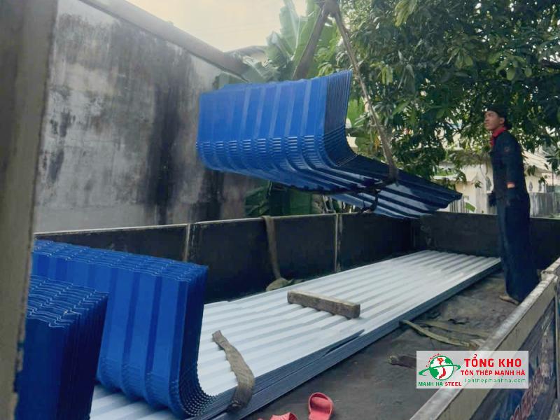 Giao 360m tôn màu Hoa Sen cán vòm cho khách trong hẻm đường Bùi Đình Túy, Bình Thạnh