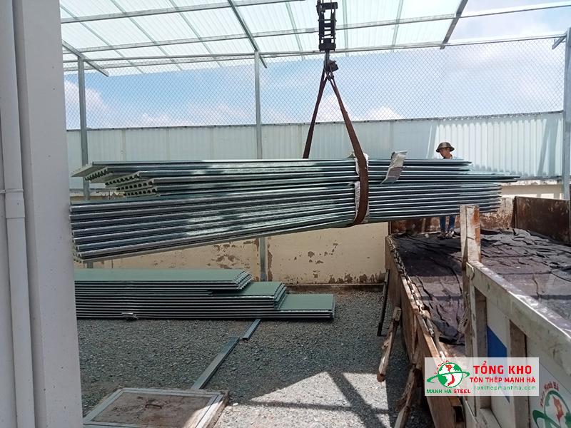 Giao 450m tôn Hoa Sen đổ PU cho công trình kho chứa hàng tại khu vực Thanh Đa, Bình Thạnh