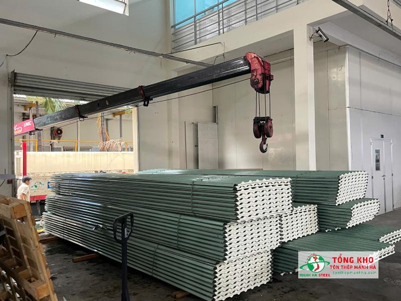 Giao 1000m tôn PU Hoa Sen cho công ty may ở Gò Vấp