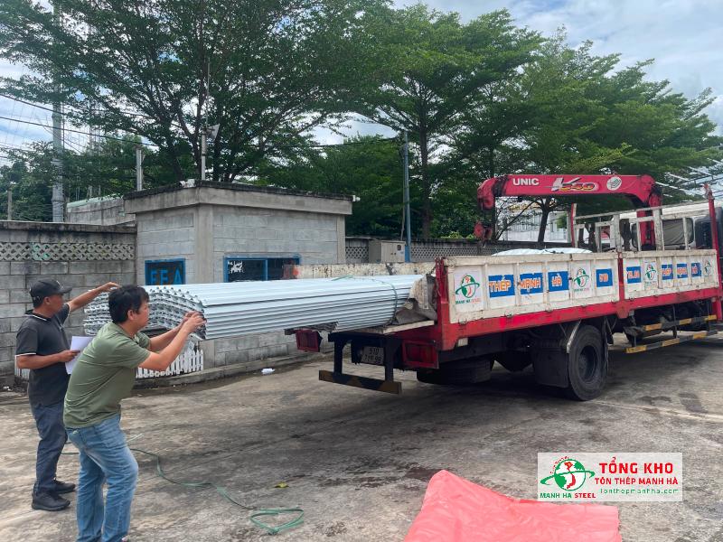 Giao 720m tôn PE Hoa Sen cho nhà máy dệt trên đường Nguyễn Văn Lượng, Gò Vấp