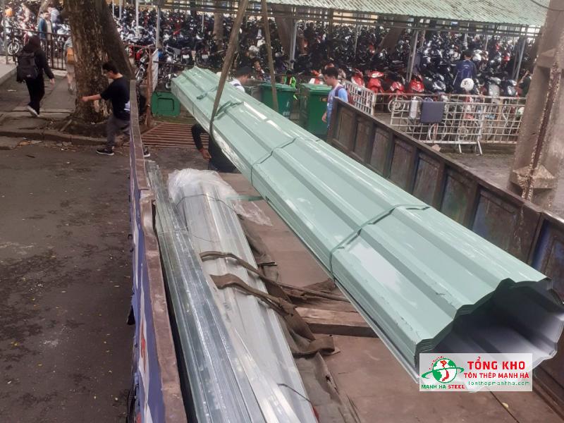 Giao 450m tôn màu xanh ngọc Hoa Sen làm mái che bãi xe cho trường ĐH Công Nghiệp, Gò Vấp