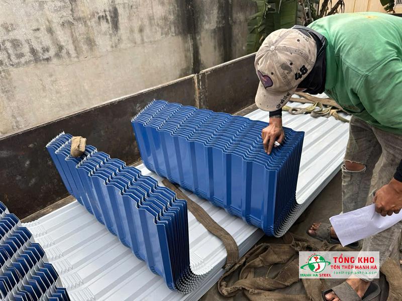 Giao 530m tôn Hoa Sen cán vòm cho khách trên đường Hoàng Văn Thụ, Phú Nhuận