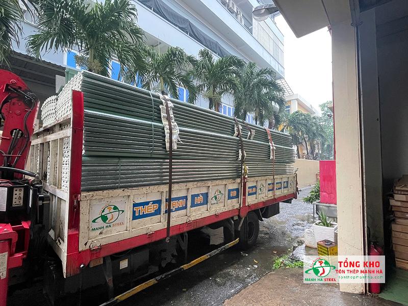 Giao 940m tôn PU Hoa Sen cho nhà xưởng trên đường Nguyễn Kiệm, Phú Nhuận