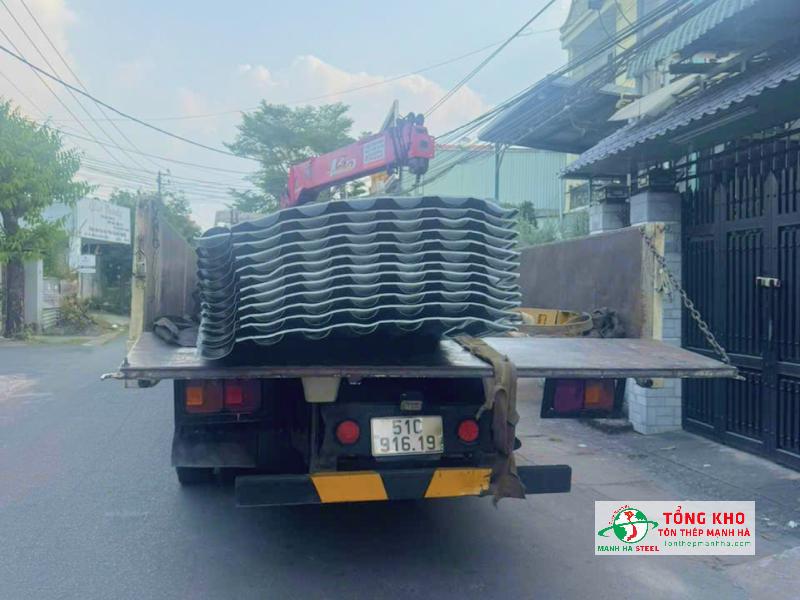 Giao 360m tôn Hoa Sen cách nhiệt PE cho khách lợp nhà tại đường Hoa Lan, Phú Nhuận