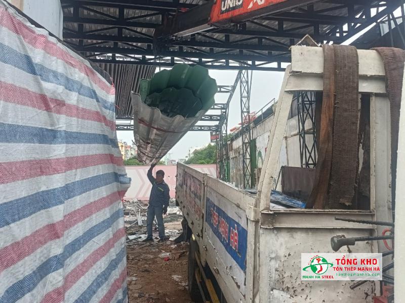 Giao 220m tôn màu Hoa Sen cho công trình nhà phố sửa chữa mái tại đường Phan Xích Long, Phú Nhuận