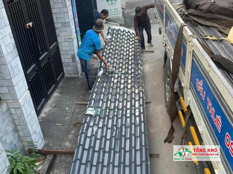 Giao 350m tôn giả ngói lợp mái nhà dân ở đường Âu Cơ, Tân Bình