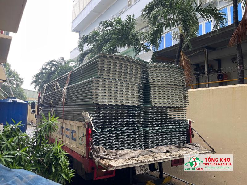 Giao 870m tôn Hoa Sen cách nhiệt PU cho công ty trên đường Cách Mạng Tháng Tám, Tân Bình