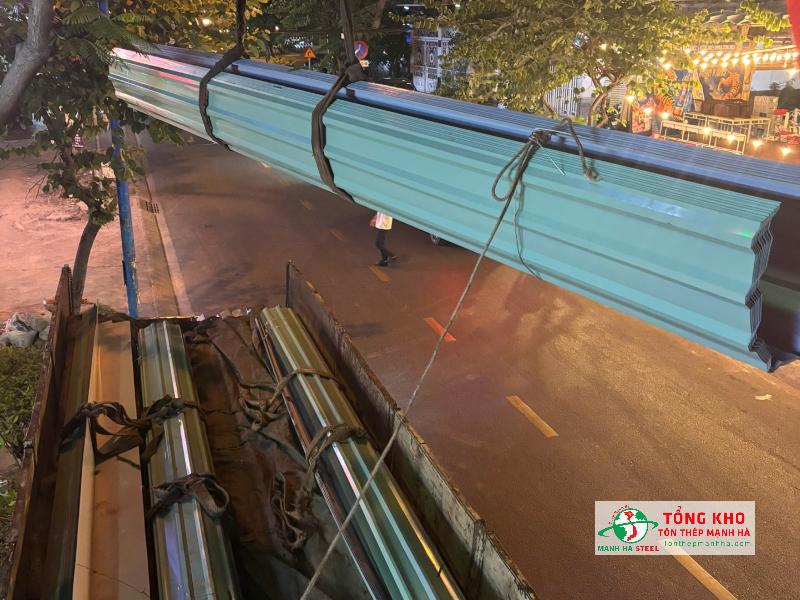 Giao 460m tôn Hoa Sen cho công trình nhà trọ cho thuê tại đường Phạm Văn Bạch, Tân Bình