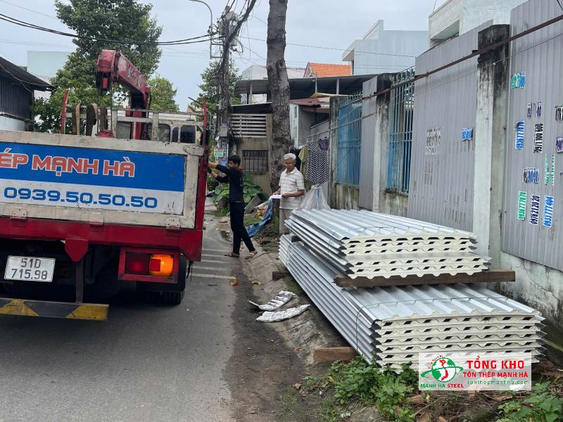 Giao 500m tôn PU Hoa sửa mái nhà ở đường Lạc Long Quân, Tân Bình