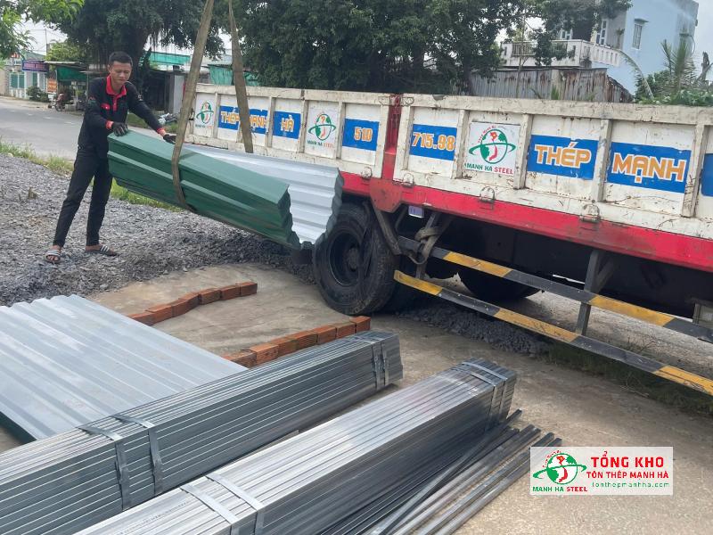 Giao tôn màu Hoa Sen và thép hộp làm mái che sân ở đường Độc Lập, Tân Phú