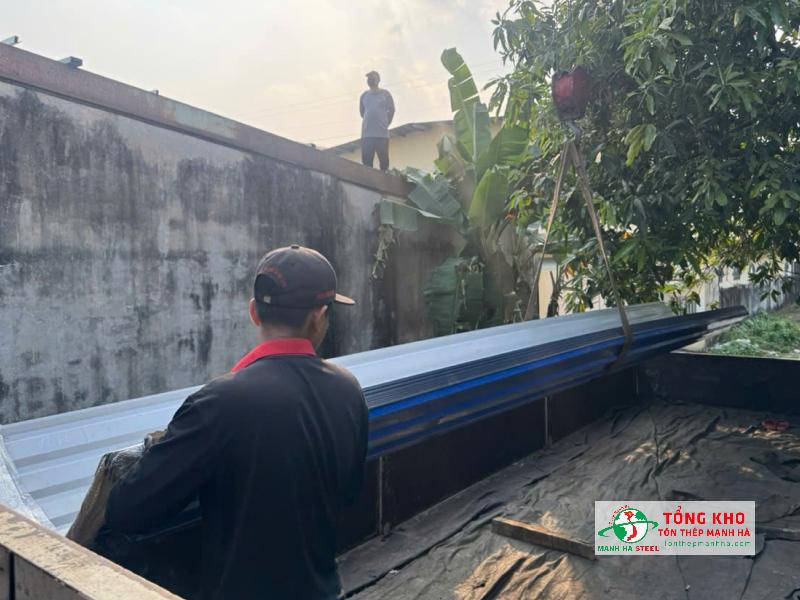 Giao 210m tôn Hoa Sen lạnh màu cho công trình nhà phố dân dụng tại đường Tân Kỳ Tân Quý, Tân Phú