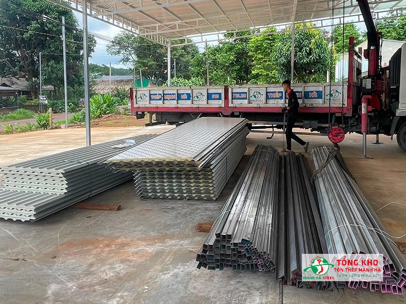 Giao 500m tôn PU Hoa Sen cho khách ở đường Bình Long, Tân Phú