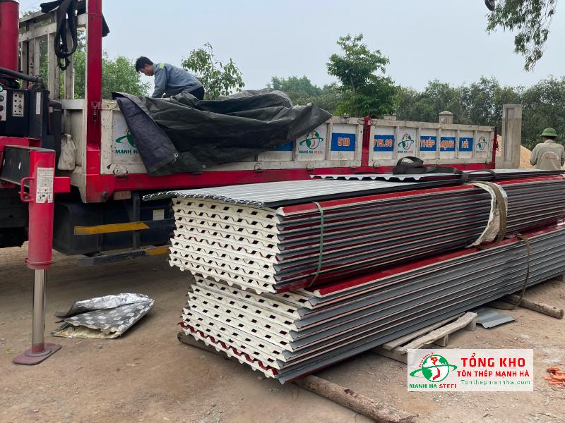 Bàn giao 870m tôn cách nhiệt PU Hoa Sen cho hạng mục mái nhà xưởng tại phường Linh Trung, TP Thủ Đức