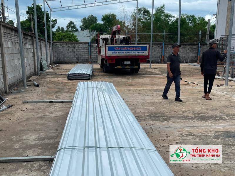 Bàn giao 700m tôn lạnh Hoa Sen 9 sóng cho công trình quán ăn tại Hiệp Bình Chánh, TP Thủ Đức