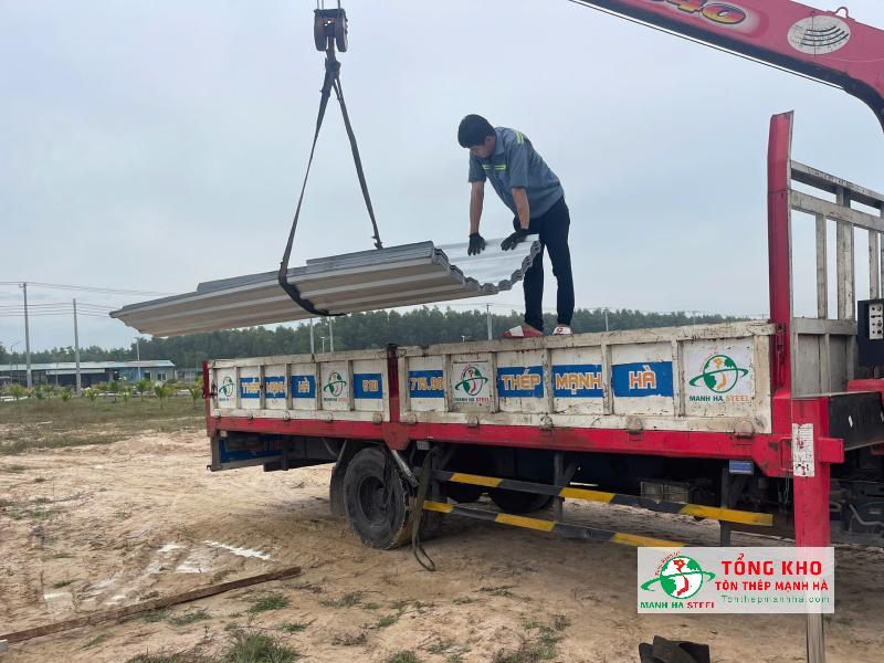 Giao 650m tôn lạnh Hoa Sen cho công trình ở phường Tam Bình, TP Thủ Đức