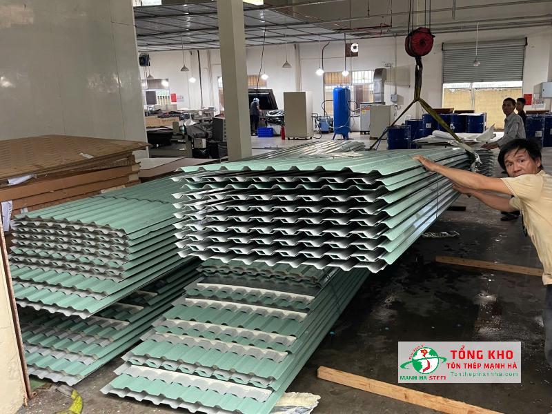 Giao 1.200m tôn PU Hoa Sen cho công trình mái nhà xưởng tại Khu Công Nghệ Cao, TP Thủ Đức