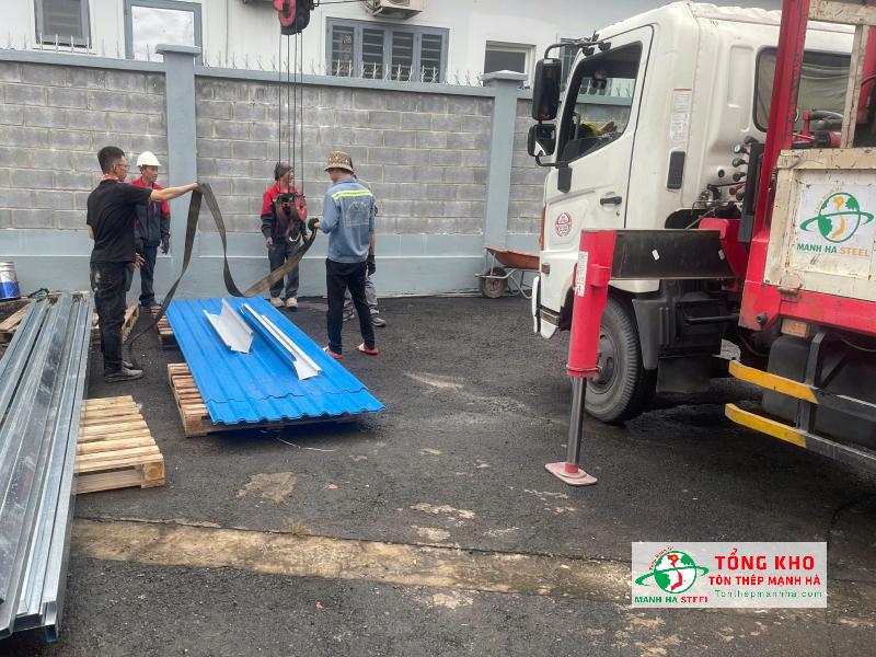 Giao 500m tôn lạnh Hoa Sen 9 sóng cho công trình mái che kho hàng trên đường Quốc lộ 13, TP Thủ Đức