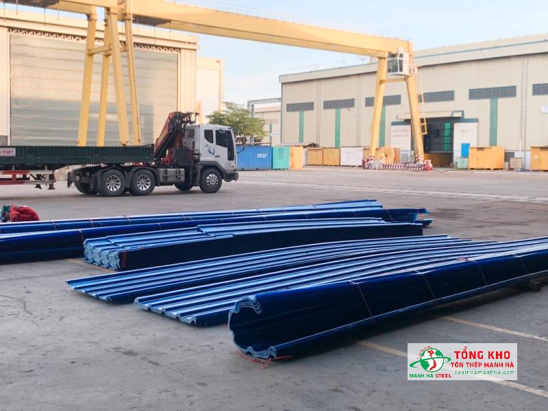 Xuất kho 920m² tôn nhựa cpmposite 5 sóng cho công trình mái nhà xưởng chế biến hải sản gần cảng cá Cần Giờ