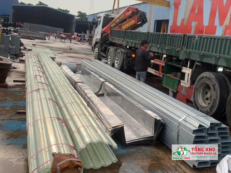 Giao nhanh 780m tôn nhựa lấy sáng composite, máng xối, xà gồ cho nhà xưởng tại thị trấn Cần Thạnh