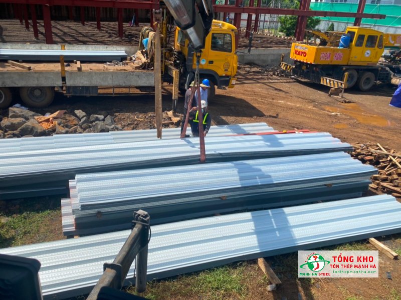 Giao 1200m tôn sàn deck cho công trình trong KCN Tân Bình