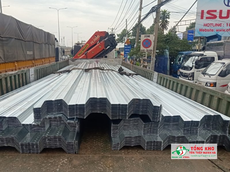 Giao 950 mét tôn sàn deck cho công trình nhà phố kết hợp văn phòng trên đường Cộng Hòa, quận Tân Bình