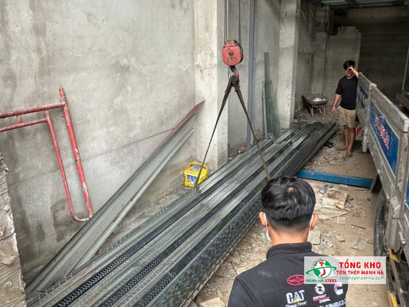 Giao 800m tôn sàn deck cho công trình cải tạo kho xưởng trên đường Hoàng Hoa Thám, quận Tân Bình