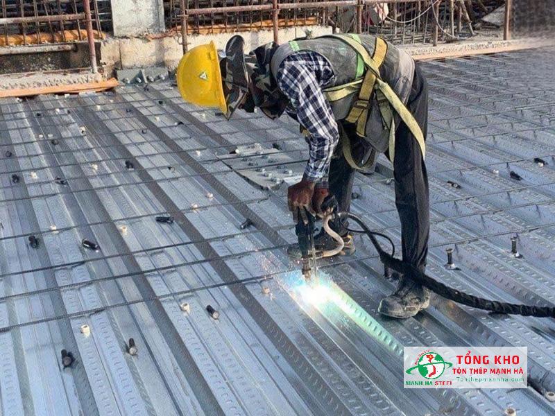 Tiến hành hàn đinh chống cắt vào vị trí đã xác định