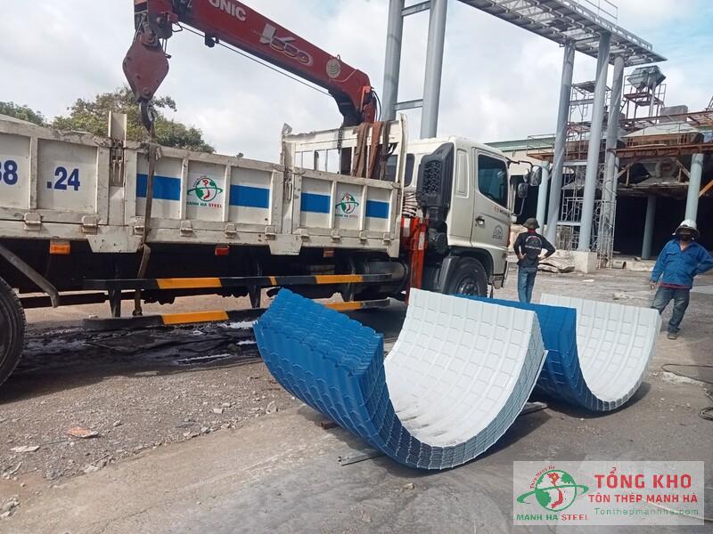 Giao 540m tôn Hoa Sen cho mái che khu lắp ráp nội thất tại Quận 7, TP.HCM