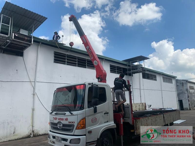 Giao 430m tôn Hoa Sen cho mái che khu vận hành xe điện tại Quận 7, TP.HCM