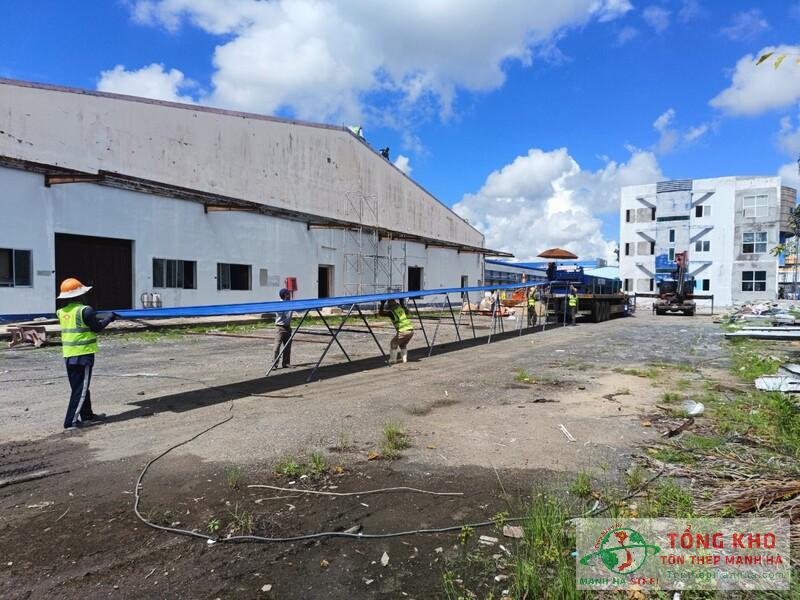 Giao 500m tôn Hoa Sen cho mái che khu tập kết hàng đường thủy tại Quận 8, TP.HCM