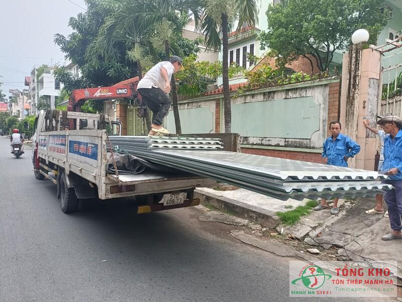 Giao 640m tôn Hoa Sen cho mái che khu sơ chế thực phẩm tại Quận 8, TP.HCM