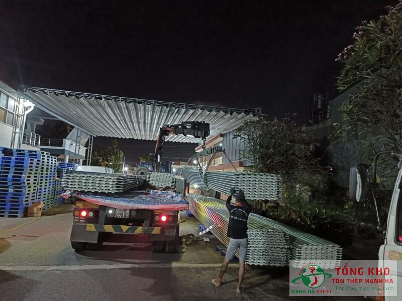 Giao 420m tôn Hoa Sen cho mái che khu bảo trì phương tiện tại Quận 8, TP.HCM