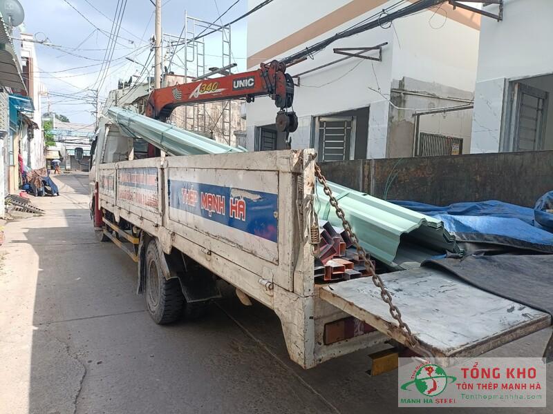 Giao 590m tôn Hoa Sen cho mái che khu đóng gói hàng tiêu dùng tại Quận 8, TP.HCM