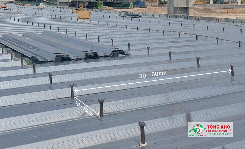 Khoảng cách đinh chống cắt sàn deck