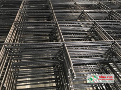 Lưới thép sàn deck được sản xuất từ các sợi thép cường độ cao, liên kết các điểm giao nhau bằng công nghệ hàn điện trở