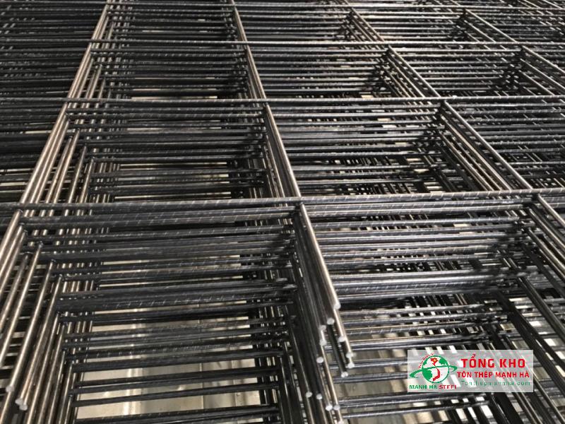 Lưới thép sàn deck được sản xuất từ các sợi thép cường độ cao, liên kết các điểm giao nhau bằng công nghệ hàn điện trở