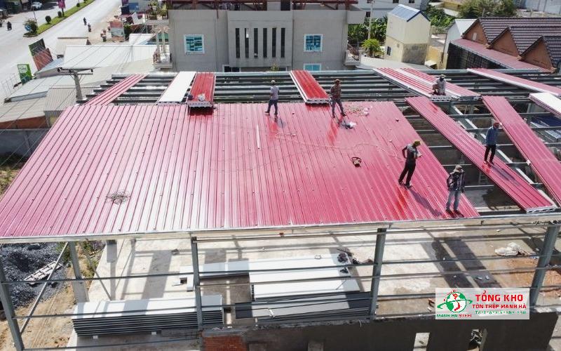 Với chất lượng tốt, độ bền cao, tôn Hoa Sen rất được ưa chuộng tại các công trình ở Quận Tân Phú
