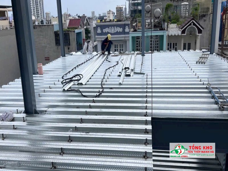 Tôn sàn deck sử dụng làm tấm đổ bê tông cho các công trình nhà hàng, dịch vụ tại Quận Tân Bình khá phổ biến