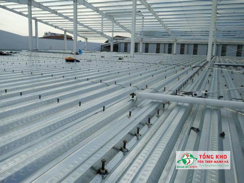Ứng dụng tôn sàn deck H50W930 cho công trình nhà xưởng nhịp 2 - 3m