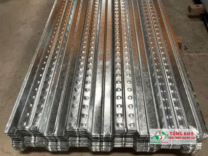 Sàn deck H50W930 có 4 sóng giúp phân bố tải đều hơn, giảm võng tốt hơn