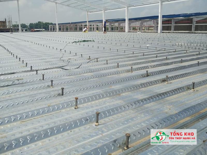 Đinh chống cắt sàn deck giúp tăng khả năng kiên kết giữa tôn decking và kết cấu thép, nâng cao khả năng chịu tải