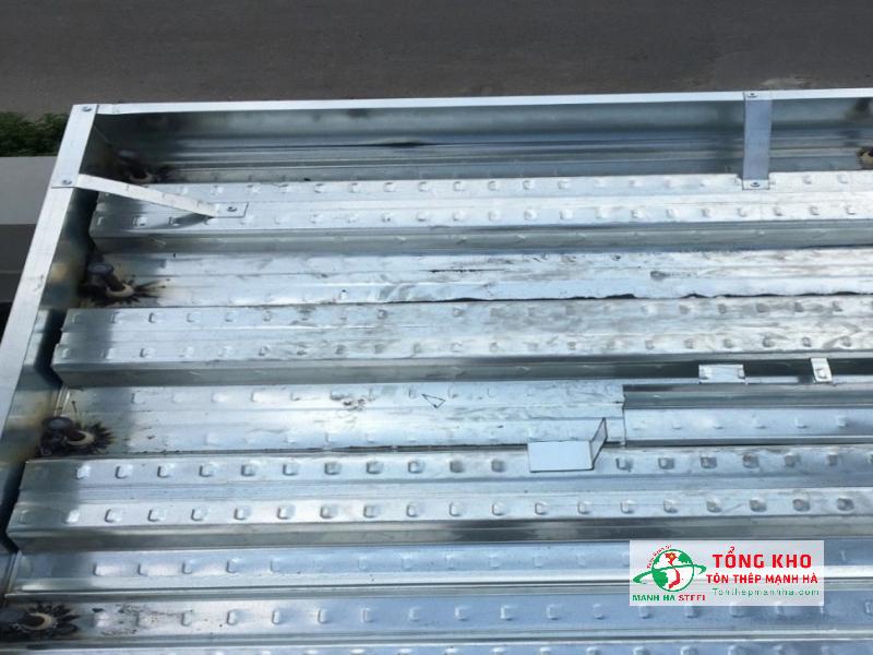 Ke bo có vai trò cố định mép tôn sàn deck, ngăn bê tông tràn ra ngoài