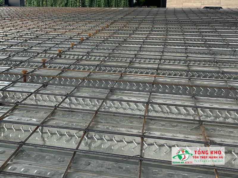 Lưới hàn giúp phân bố đều tải trọng trên bề mặt sàn, lớp bê tông liên kết chặt chẽ hơn