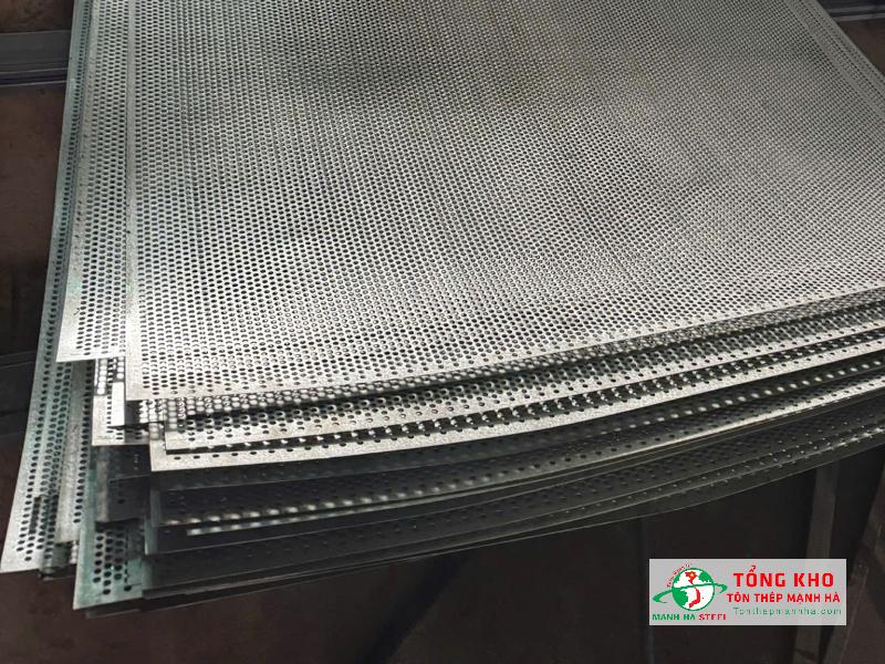 Tấm thép đục lỗ độ dày 1.5mm được sử dụng phổ biến cho nhiều công trình, đảm bảo độ cứng, dễ thi công