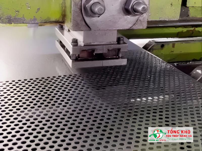Gia công tấm thép đục lỗ bằng máy đột CNC