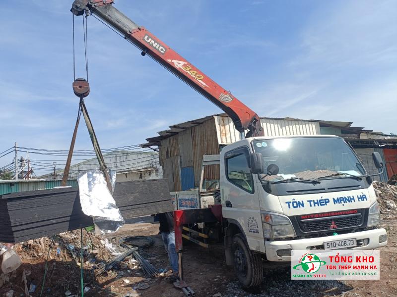 Giao 58 tấm thép mạ kẽm đục lỗ oval Ø10mm, khổ 1.2×2.4m, dày 1.0mm cho hệ thống thông gió kỹ thuật tại phường 14, Quận 11