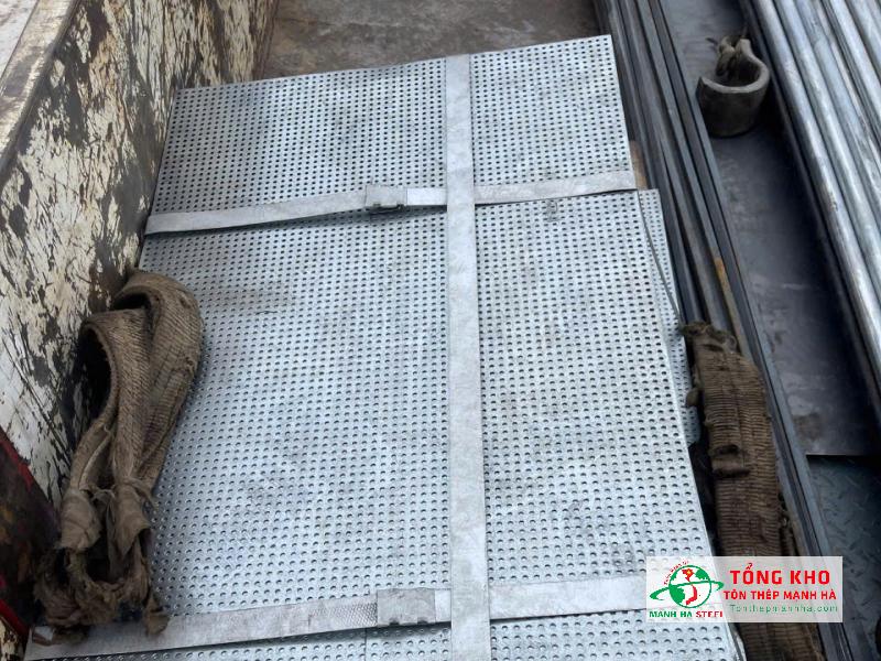 Giao 22 tấm thép mạ kẽm đục lỗ tròn, khổ 1.5×3m, dày 1.2mm cho kho kỹ thuật tòa nhà thương mại tại phường 3, Quận 11