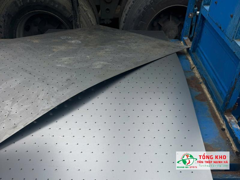 Hoàn thành giao 16 tấm mạ kẽm đục lỗ tròn Ø8mm, khổ 1.2×2.4m, dày 0.8mm cho cửa hàng thời trang tại đường 3 Tháng 2, Quận 11